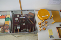 Nekaj drobnega ebelarskega orodja iz naega ebelnjaka in desno vosek in izdelki iz voska
